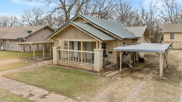 view of front of property featuring a porch and a front lawn