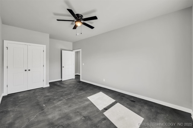 unfurnished bedroom featuring ceiling fan and a closet