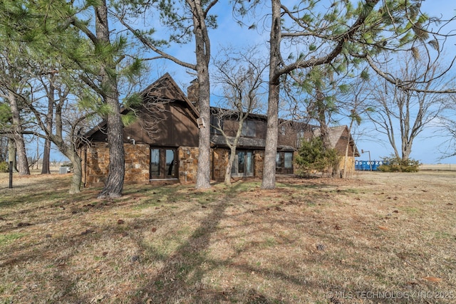 view of front of property with a front yard