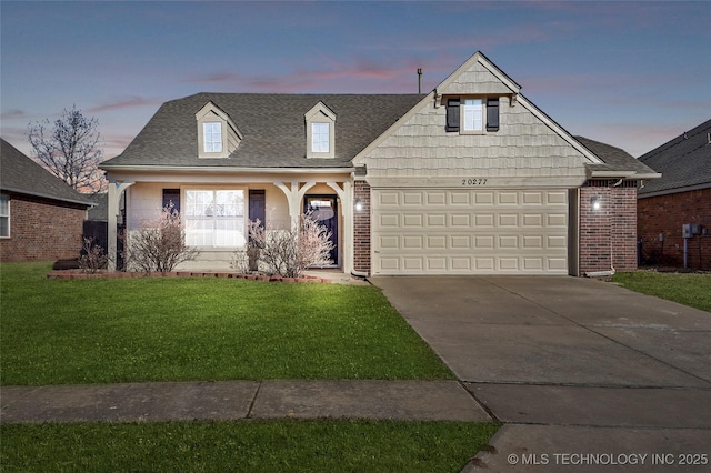 view of front facade featuring a yard and a garage