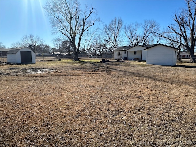 view of yard with a shed