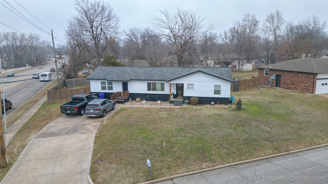 ranch-style house featuring a front yard