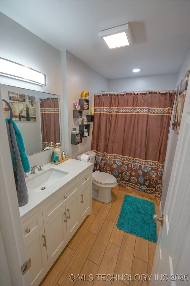 bathroom with a shower with curtain, vanity, and toilet