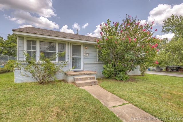 view of front facade featuring a front lawn