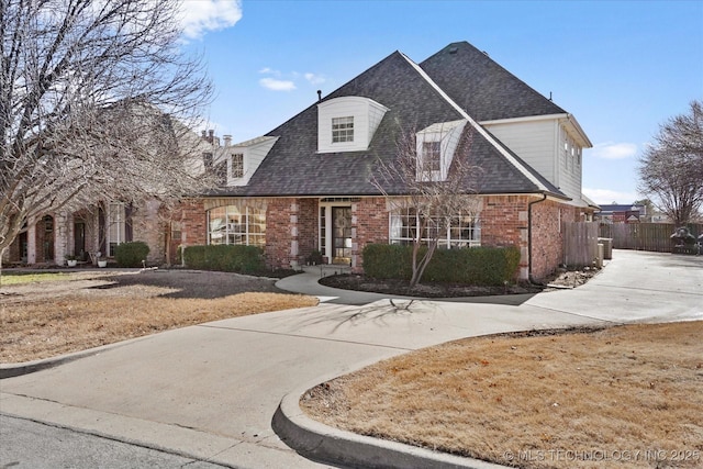 view of front property featuring a front lawn