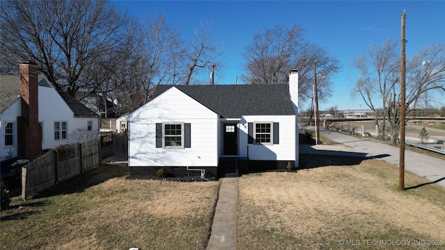 view of front facade featuring a front yard