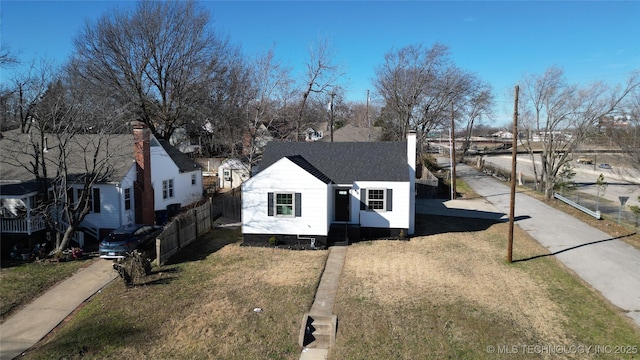 view of front of home featuring a front lawn