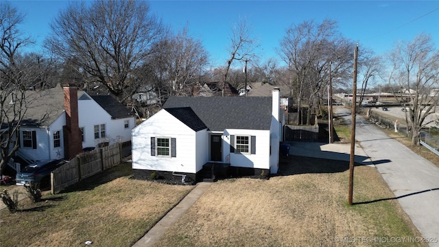 view of front of home featuring a front yard