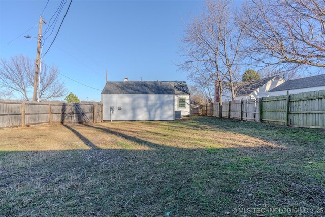 view of yard with a shed