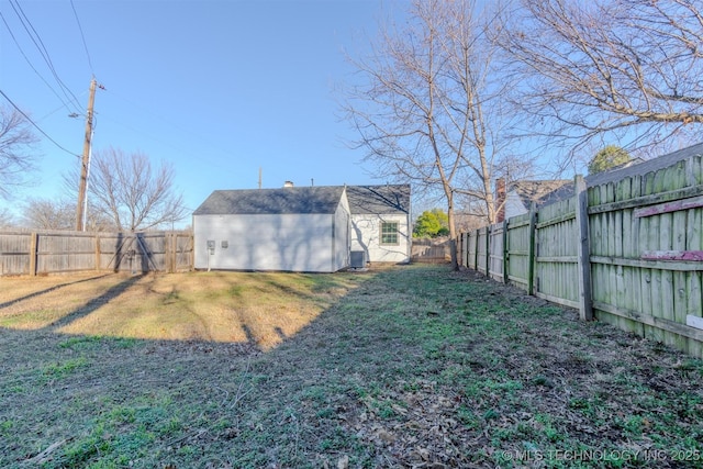 view of yard featuring a shed