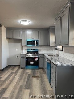 kitchen featuring stainless steel appliances and gray cabinets