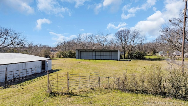 view of yard with an outdoor structure