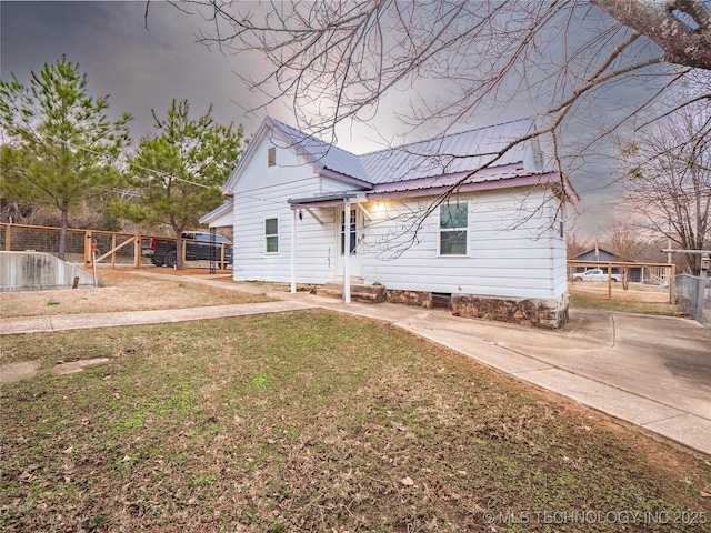 view of front of home with a front lawn