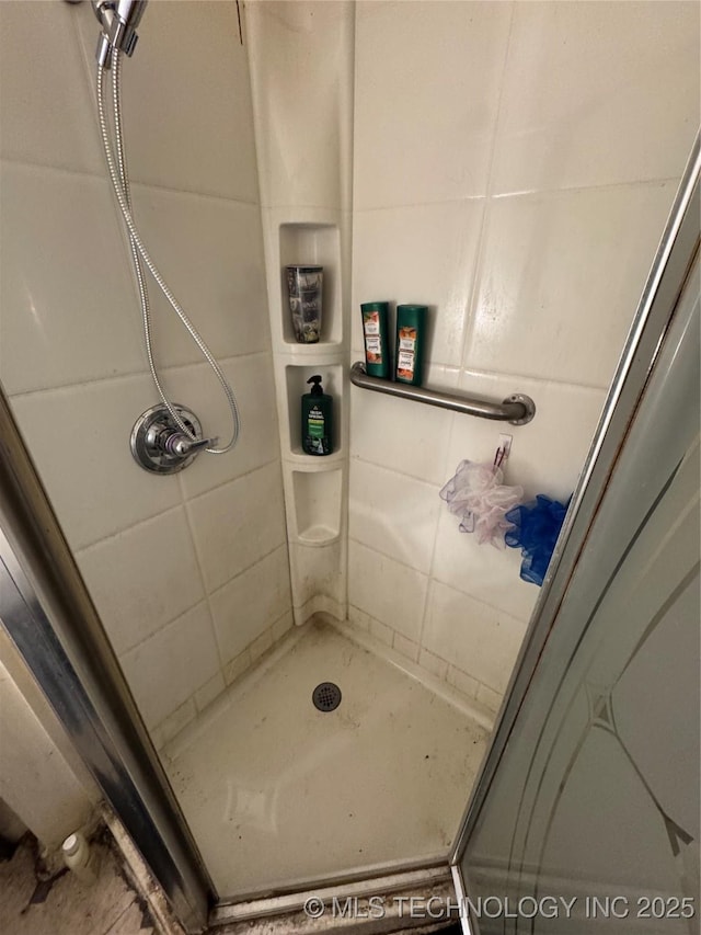 bathroom featuring a tile shower