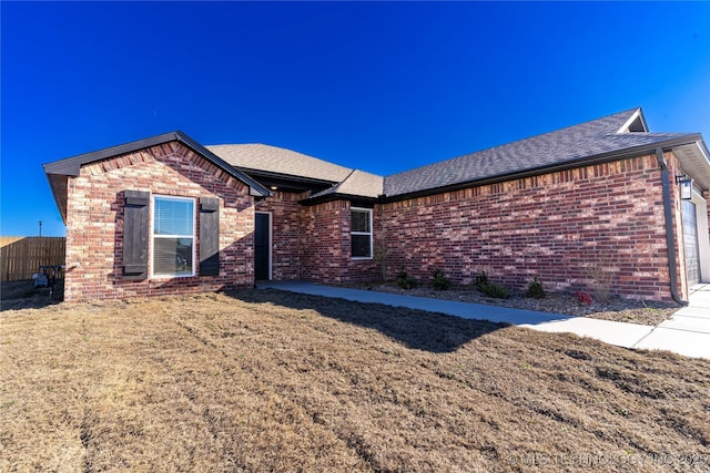 view of front of home featuring a front lawn