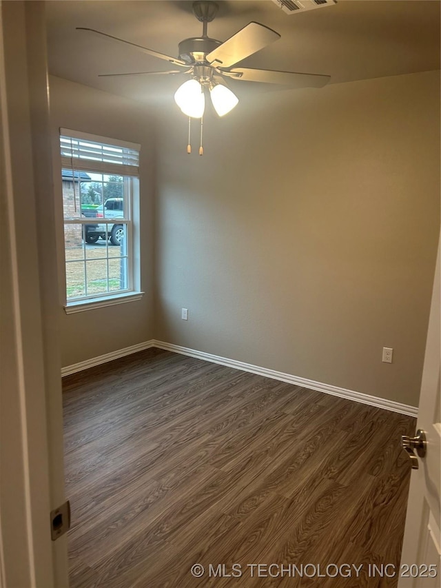 unfurnished room with dark wood-type flooring and ceiling fan