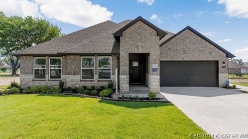 view of front facade featuring a garage and a front yard