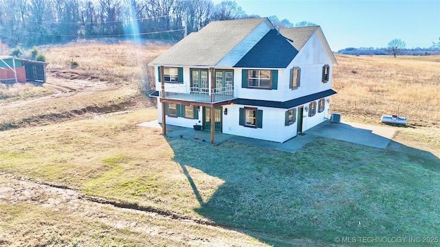 view of front of home featuring a patio area and a front yard