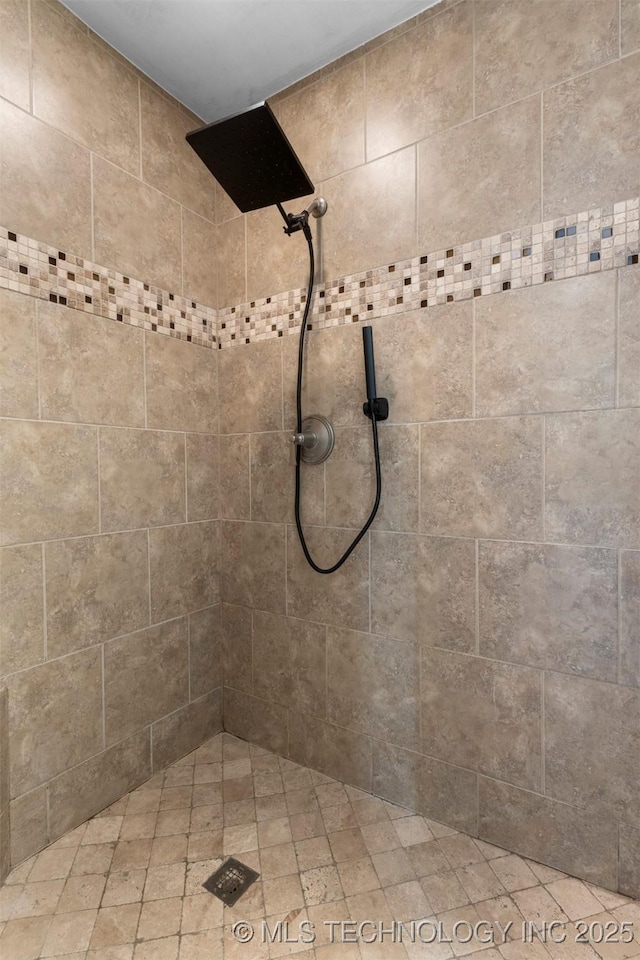 bathroom featuring tiled shower