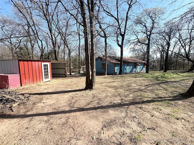view of yard featuring an outdoor structure