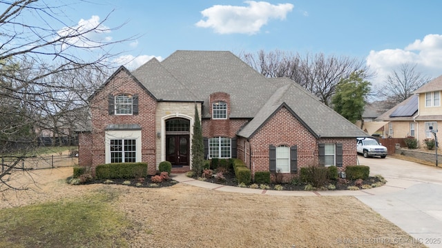 view of front of property featuring a front yard