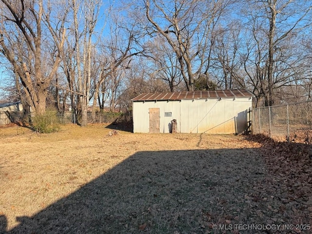 view of yard with an outbuilding