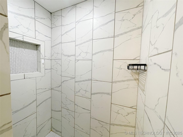 bathroom featuring tiled shower