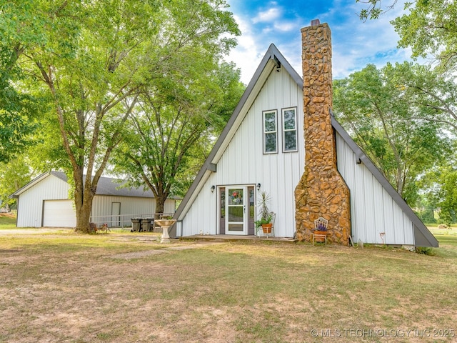 modern farmhouse style home featuring a garage and a front lawn