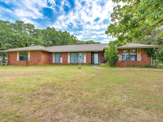 single story home with a front yard