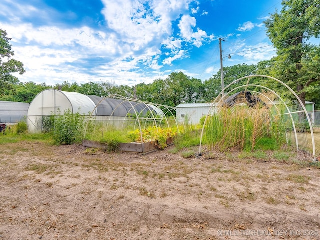 view of yard featuring an outdoor structure