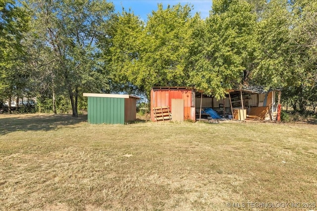 view of yard featuring an outbuilding