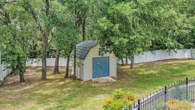 view of yard featuring a storage shed