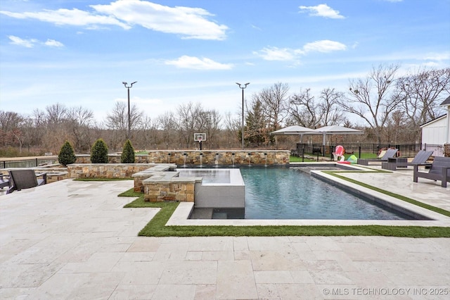 view of swimming pool featuring a jacuzzi and a patio area