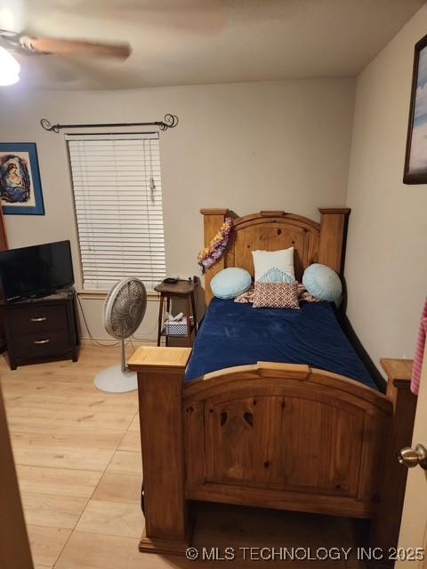 bedroom featuring ceiling fan