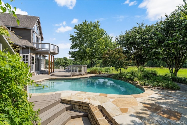 view of swimming pool featuring a patio