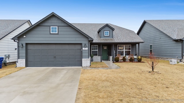 view of front facade featuring a garage, a front lawn, and a porch