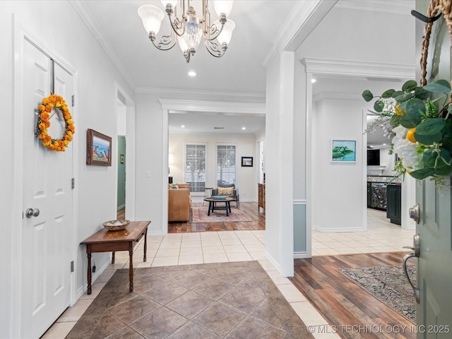 tiled foyer entrance featuring a chandelier, recessed lighting, baseboards, and ornamental molding