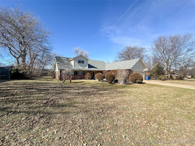 view of front facade featuring a garage and a front yard