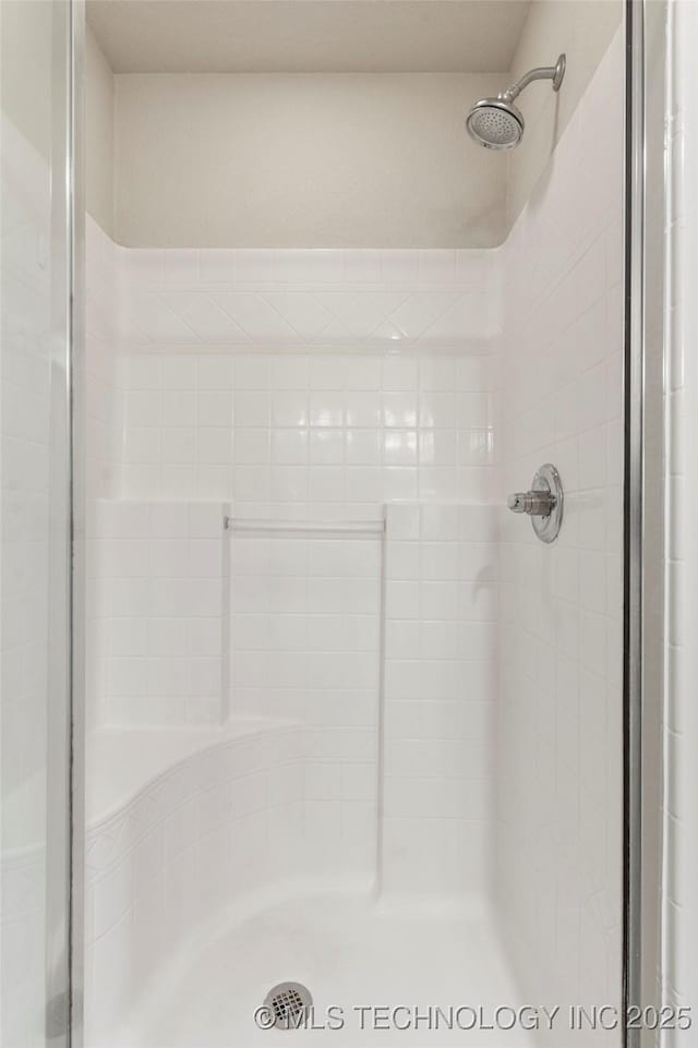 bathroom featuring tiled shower