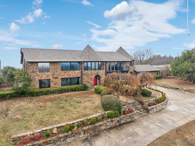 view of front of property with a front lawn