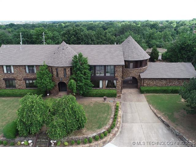 view of front of property featuring a front yard