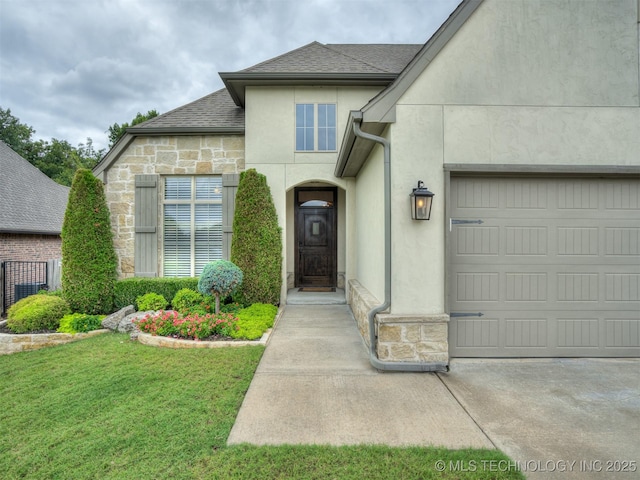 entrance to property featuring a yard