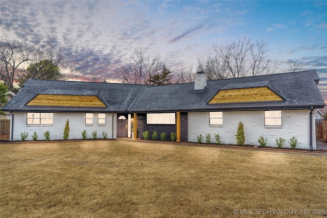 view of front of home featuring a lawn