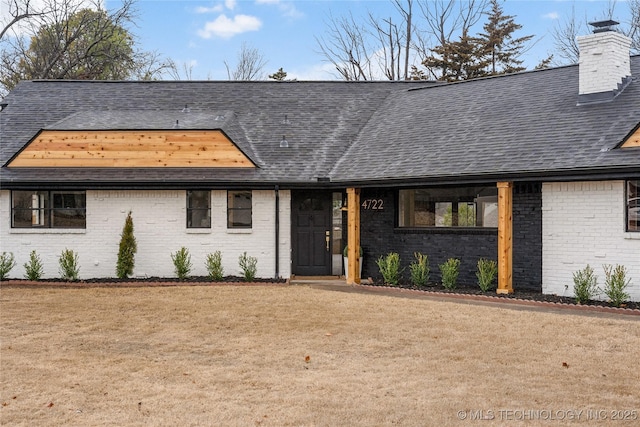 view of front of house featuring a front lawn