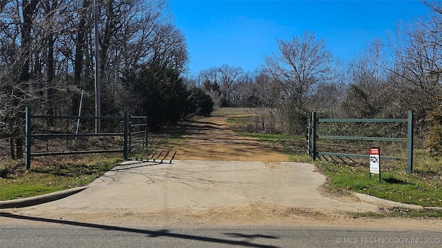 Listing photo 2 for 501 N Western, Tishomingo OK 73460