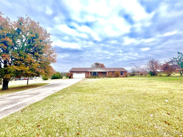 view of front facade featuring a garage and a front yard