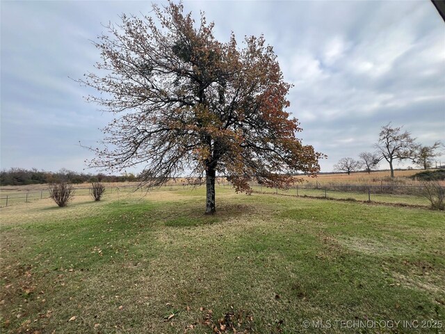 view of yard featuring a rural view