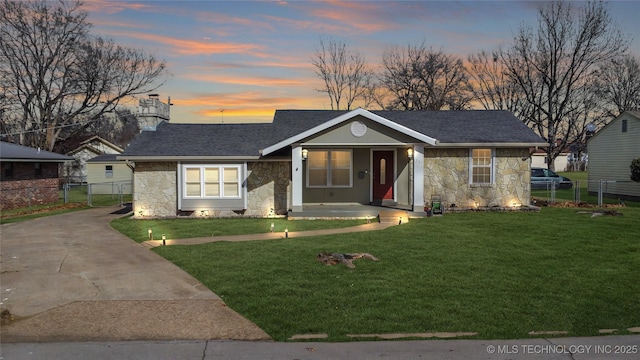 view of front of property featuring a lawn