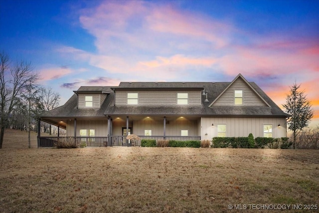 farmhouse-style home featuring a lawn