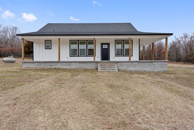 view of front of house featuring a porch and a front lawn